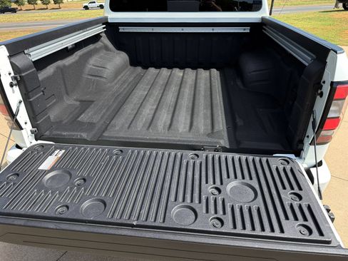Used 2025 Nissan Frontier SV w/ SV Convenience Package RWD image 10