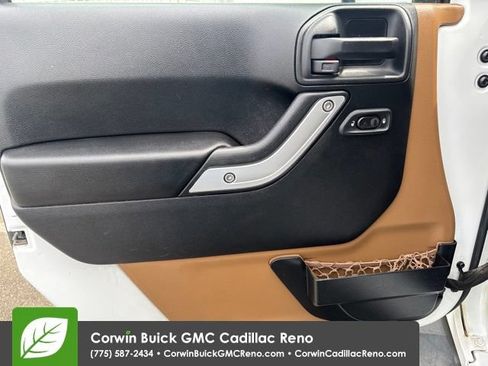 Used 2016 Jeep Wrangler Unlimited Sahara w/ Connectivity Group AWD/4WD image 10