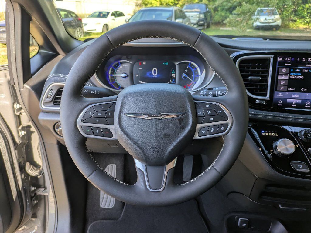 Used 2025 Chrysler Pacifica Select FWD image 14