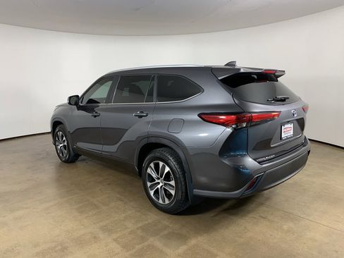 Used 2023 Toyota Highlander XLE AWD/4WD image 16