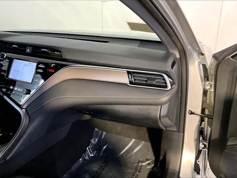 Used 2018 Toyota Camry FWD image 19