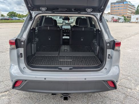 Used 2024 Toyota Highlander XLE AWD/4WD image 14