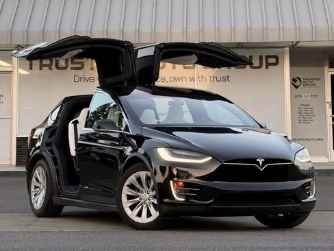 Used 2018 Tesla Model X 75D AWD/4WD image 2