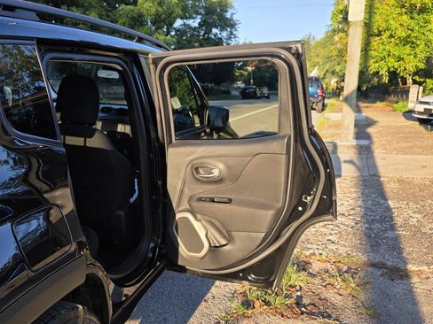 Used 2015 Jeep Renegade Latitude w/ Cold Weather Group AWD/4WD image 30