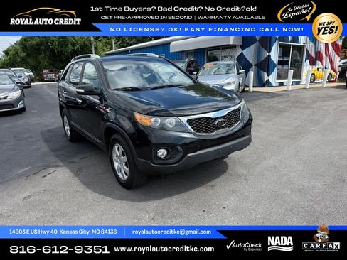 Used 2013 Kia Sorento LX w/ Convenience Pkg FWD image 2