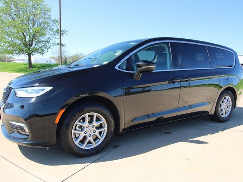 Used 2024 Chrysler Pacifica Touring-L image 18