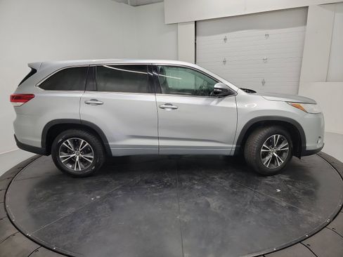 Used 2017 Toyota Highlander LE FWD image 11