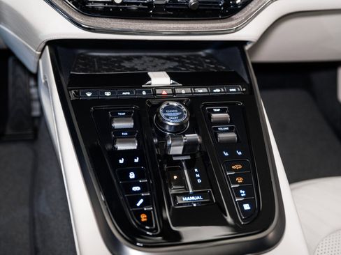 Used 2025 Aston Martin DBX 707 image 28