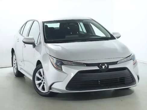 Used 2023 Toyota Corolla LE w/ Carpet Mat Package (TMS) FWD image 2