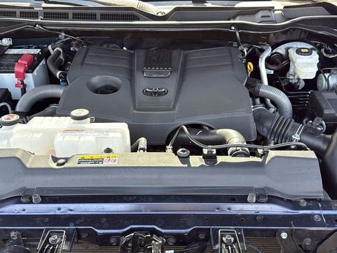 Used 2024 Toyota Tundra Platinum AWD/4WD image 34