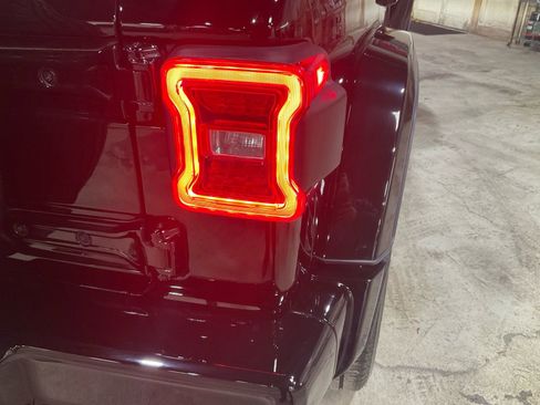 Used 2023 Jeep Wrangler Unlimited Sahara image 20