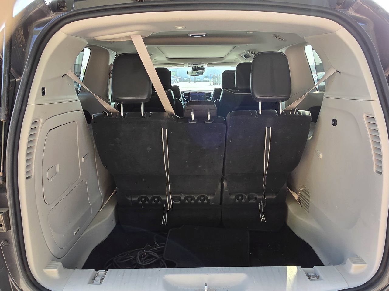Used 2022 Chrysler Pacifica Limited w/ Uconnect Theater Family Group FWD image 29