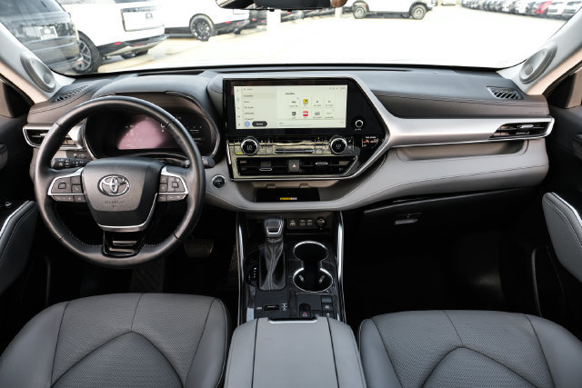 Used 2023 Toyota Highlander Platinum FWD image 19