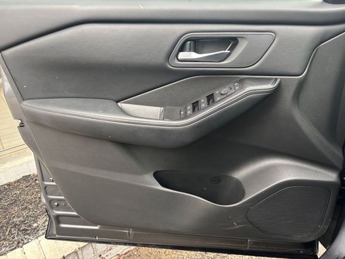 Used 2025 Nissan Rogue SV image 18