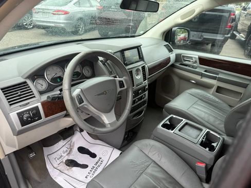 Used 2010 Chrysler Town & Country Touring FWD image 16