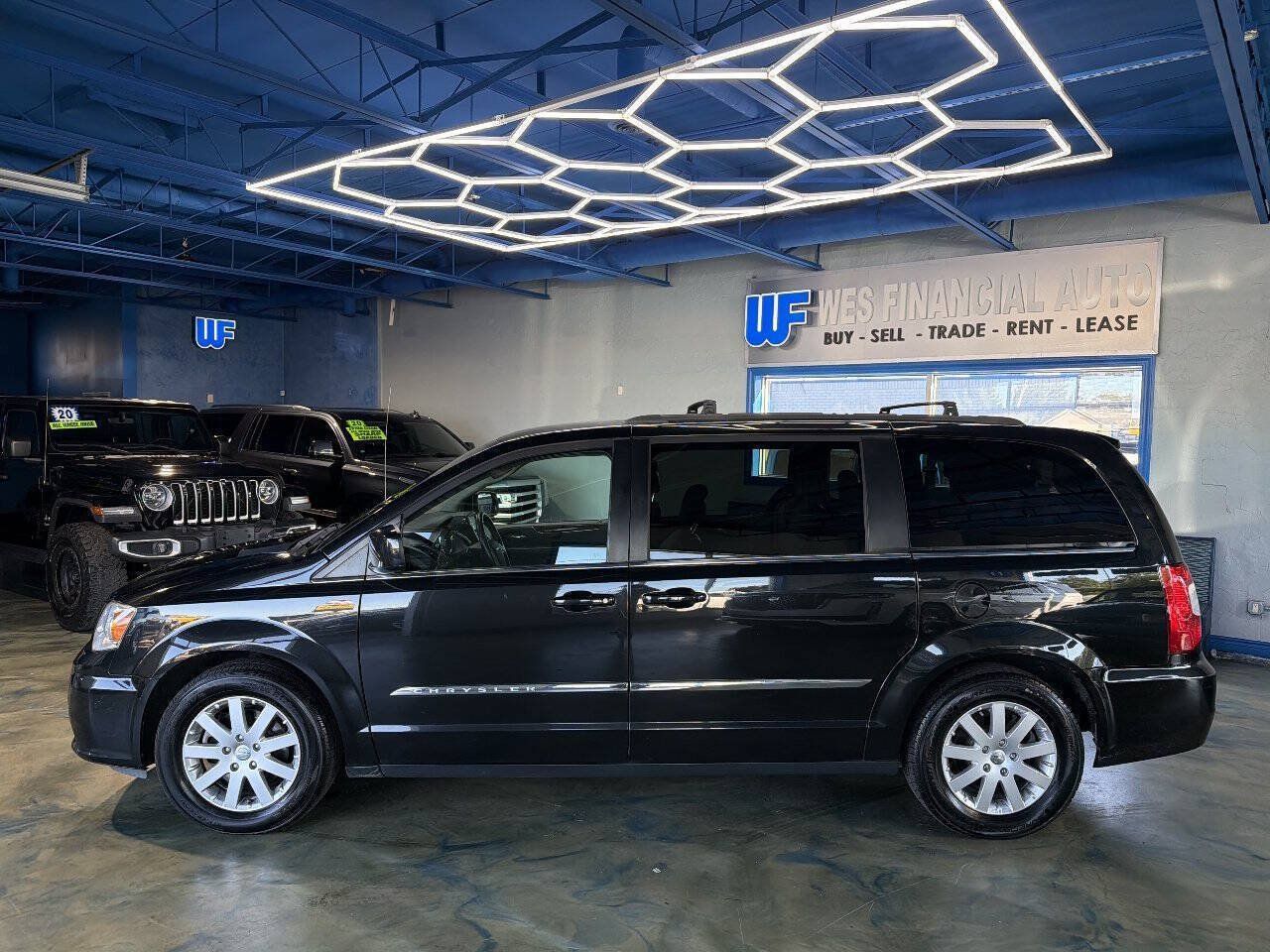 Used 2016 Chrysler Town & Country Touring FWD image 13