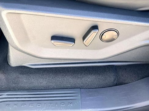 Used 2025 Ford Expedition Platinum image 31