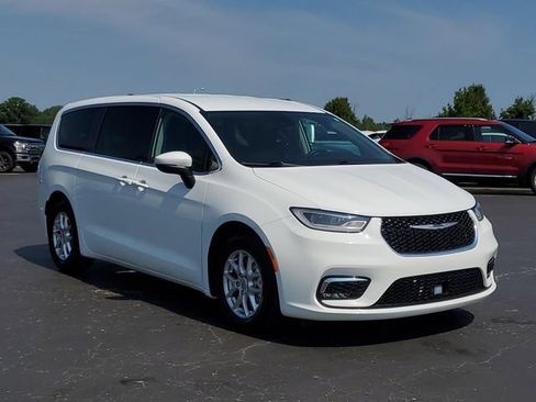 Used 2023 Chrysler Pacifica Touring-L FWD image 2