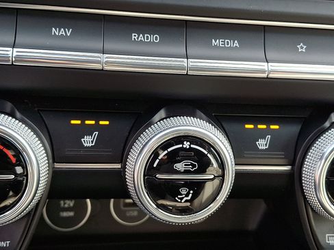 Used 2023 Genesis G70 2.0T image 25