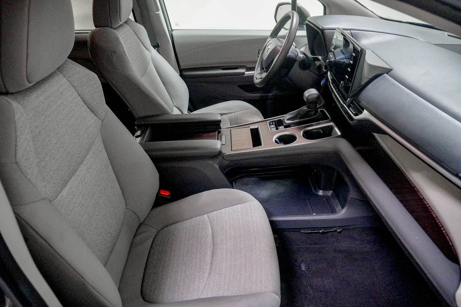 Used 2024 Toyota Sienna LE FWD image 30