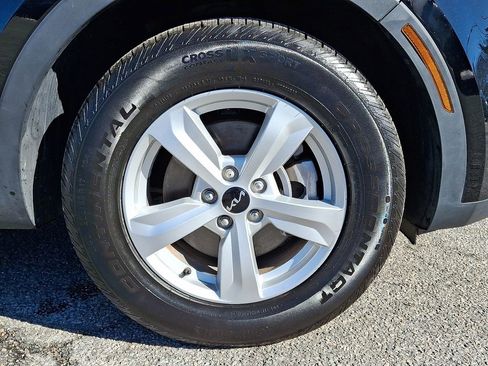 Used 2023 Kia Sorento LX image 9