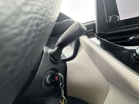 Used 2025 Toyota Corolla Cross L image 23