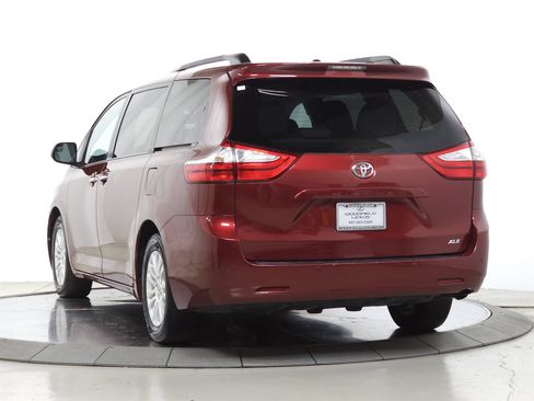 Used 2017 Toyota Sienna XLE w/ XLE Navigation Package FWD image 5