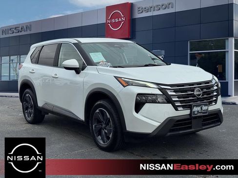 Used 2024 Nissan Rogue SV image 1