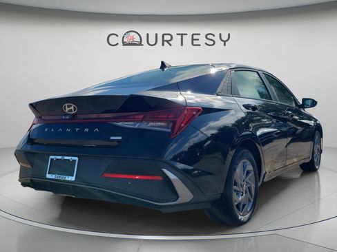 New 2026 Hyundai Elantra Hybrid FWD image 5