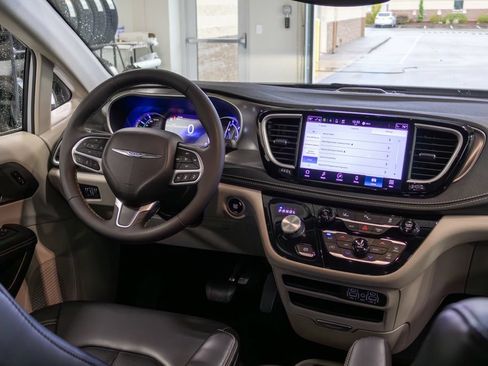 Used 2023 Chrysler Pacifica Touring-L FWD image 11