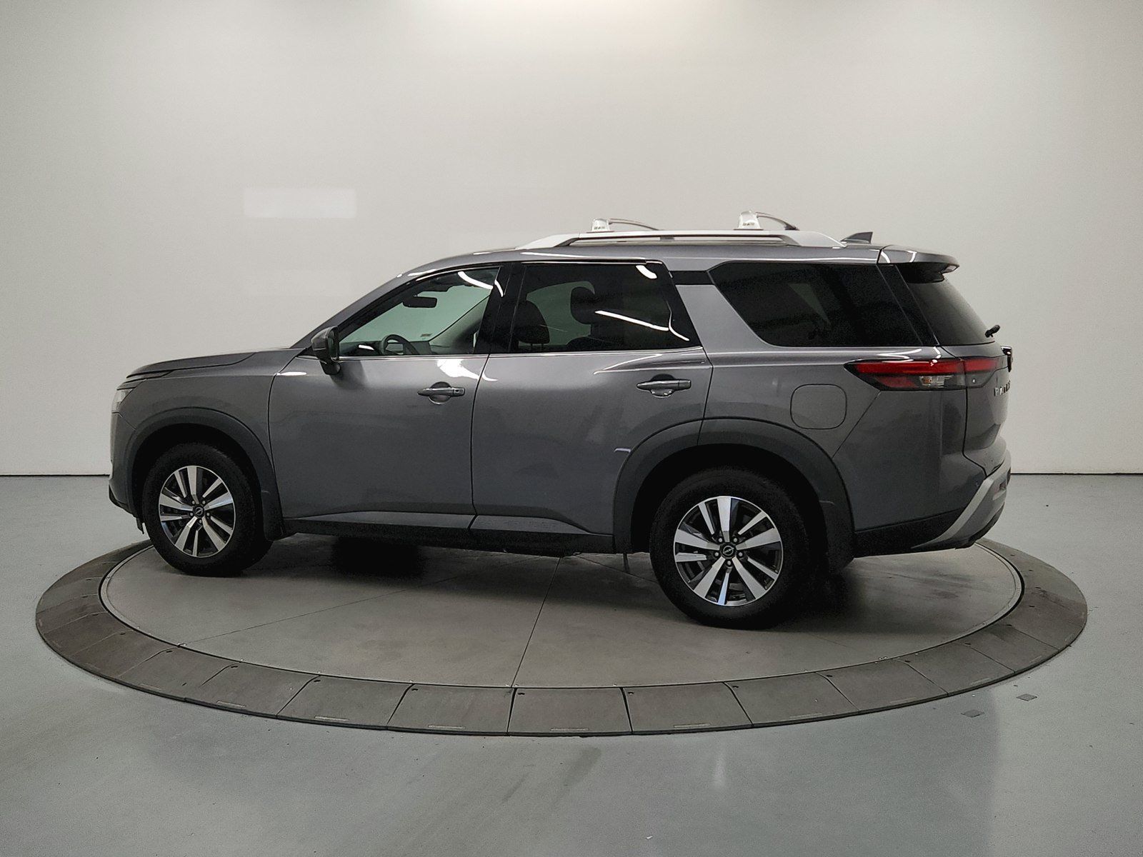 Used 2024 Nissan Pathfinder SL FWD image 6