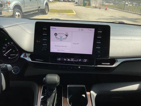 Used 2024 Toyota Sienna LE FWD image 18