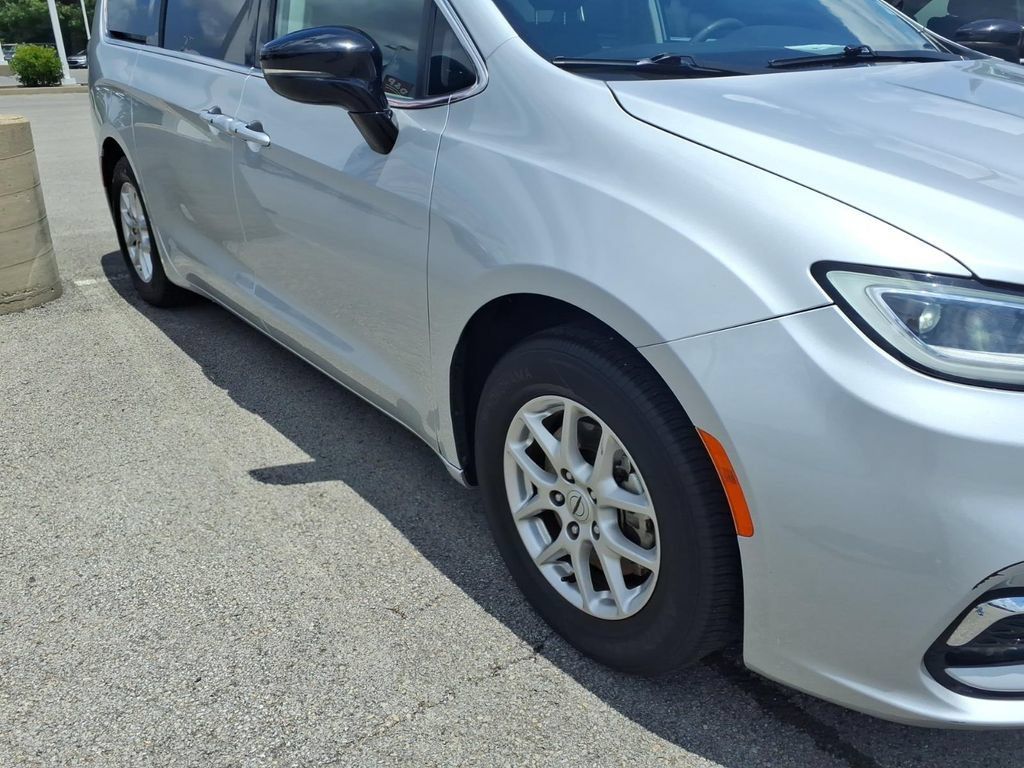 Used 2024 Chrysler Pacifica Touring-L FWD image 17
