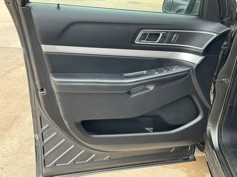 Used 2016 Ford Explorer XLT image 7