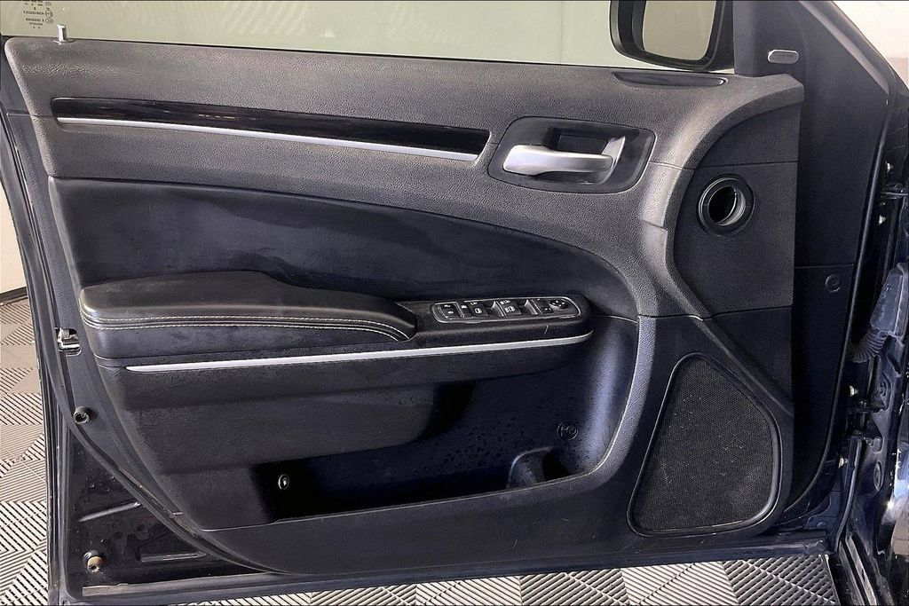 Used 2019 Chrysler 300 S AWD/4WD image 19