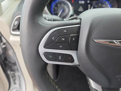 Used 2023 Chrysler Pacifica Touring-L FWD image 38