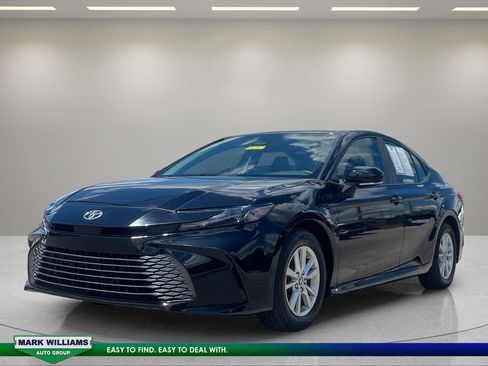 Used 2025 Toyota Camry LE FWD image 3
