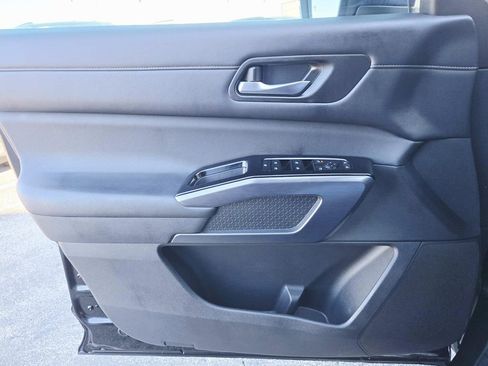 Used 2023 Nissan Pathfinder SL w/ Black Appearance Package image 36