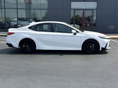 Used 2025 Toyota Camry SE image 2
