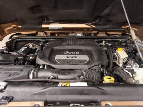 Used 2015 Jeep Wrangler Unlimited Sahara w/ Connectivity Group AWD/4WD image 32