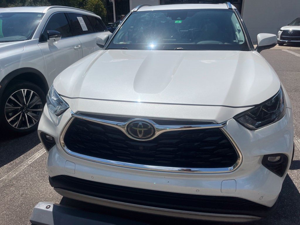 Used 2021 Toyota Highlander Platinum FWD image 2