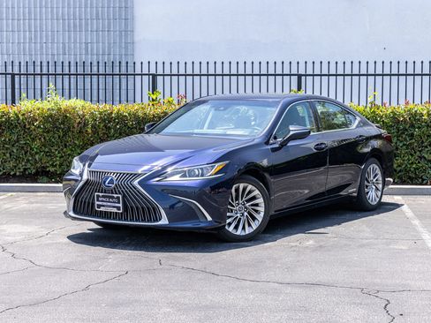 Used 2019 Lexus ES 300h w/ Accessory Package 2 FWD image 3