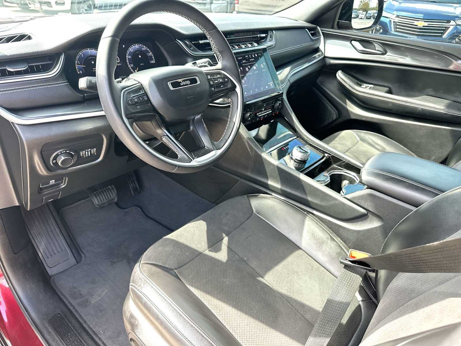 Used 2023 Jeep Grand Cherokee L Laredo AWD/4WD image 18