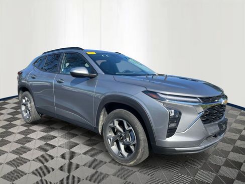 Used 2025 Chevrolet Trax LT w/ LT Convenience Package FWD image 3