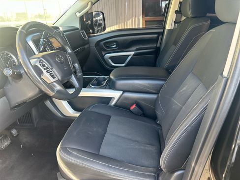Used 2018 Nissan Titan SV w/ SV Convenience Package image 10