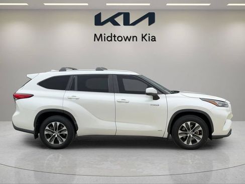 Used 2020 Toyota Highlander XLE AWD/4WD image 2