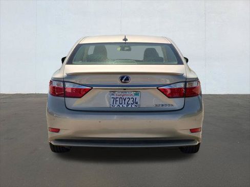 Used 2013 Lexus ES 300h w/ Luxury Pkg FWD image 4