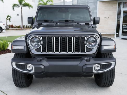Used 2025 Jeep Wrangler Unlimited Sahara AWD/4WD image 4