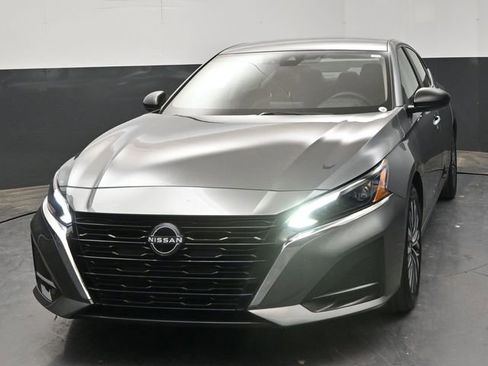 Used 2025 Nissan Altima 2.5 SV FWD image 3