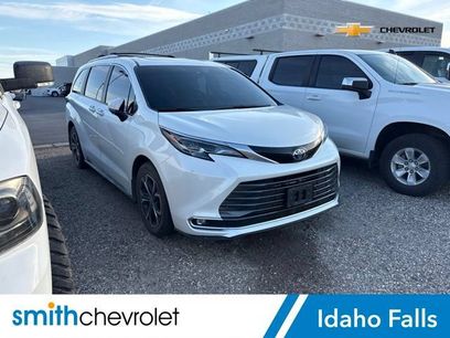 Used 2025 Toyota Sienna Platinum